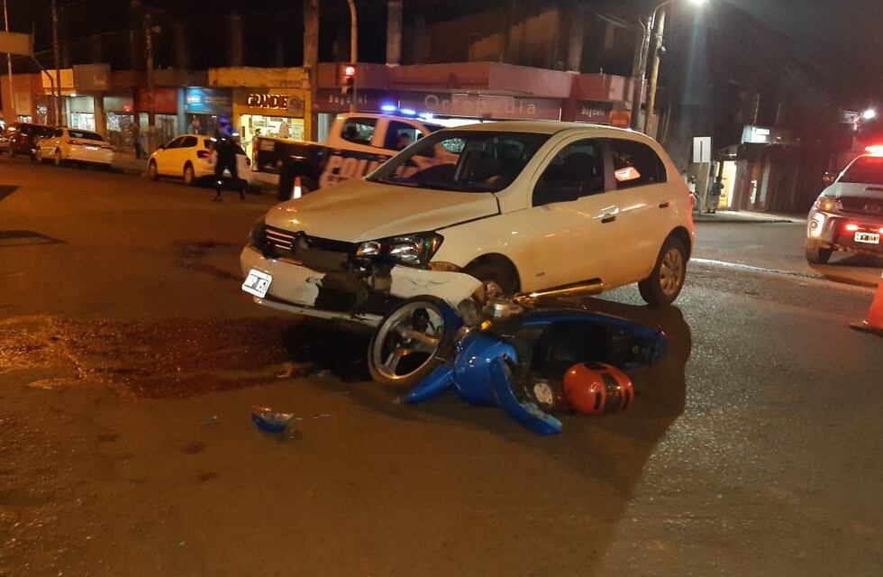 Iguazú: un joven menor de edad chocó contra un automóvil con una moto