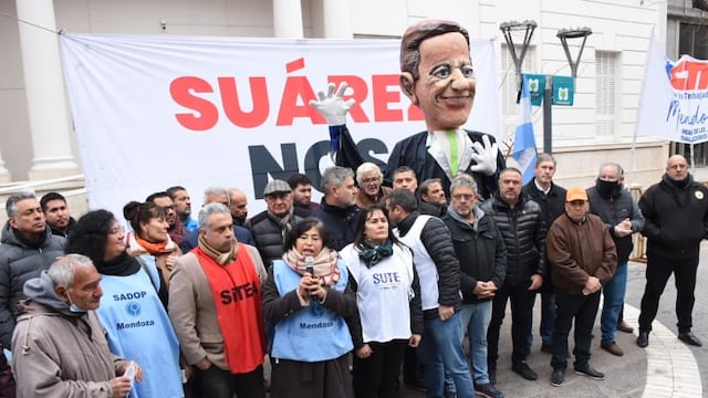 Gremios docentes se convocan para reclamos mejoras salariales y paritarias, entre otras, en la Legislatura provincial. (Archivo / Los Andes)