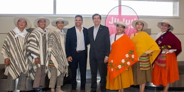 El gobernador Sadir, acompañado por el ministro de Cultura y Turismo, Federico Posadas, y miembros del ballet folclórico, listos para recibir a los primeros turistas arribados a Jujuy en el verano 2024.