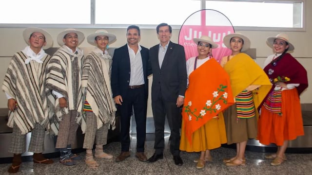 El gobernador Sadir, acompañado por el ministro de Cultura y Turismo, Federico Posadas, y miembros del ballet folclórico, listos para recibir a los primeros turistas arribados a Jujuy en el verano 2024.