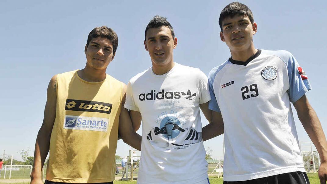 Gastón Alvarez Suárez, Matías Suárez y Federico Alvarez, en el predio de Belgrano. (Foto: Darío Galiano)