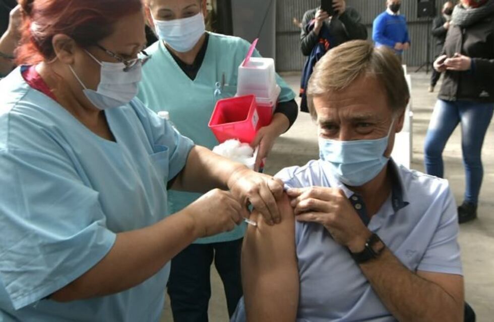 El gobernador Suarez recibió la primera dosis de AstraZeneca