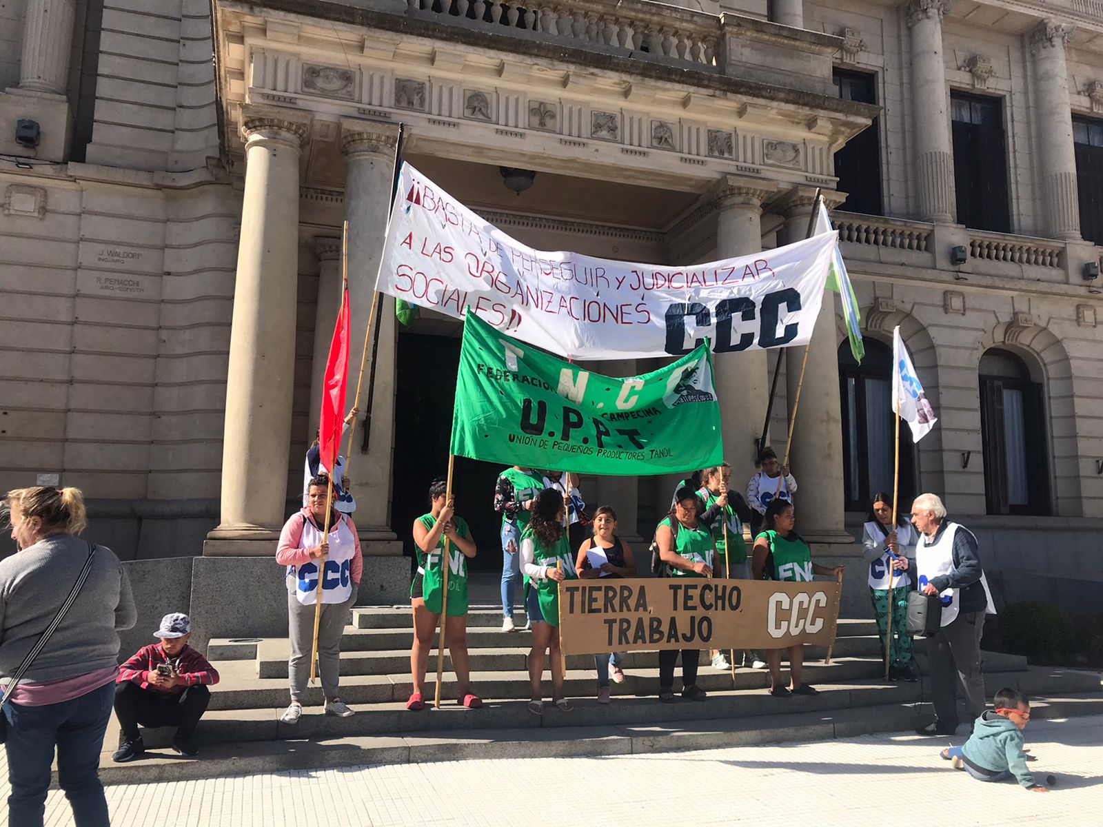 Movilización frente al Municipio de Tandil por el aumento en los precios