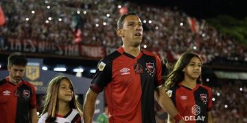 El exfutbolista de 41 años tuvo una despedida conmovedora a principios de diciembre en el Coloso. (Newells)