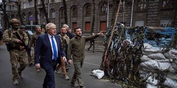 Boris Johnson, premier británico, recorre el centro de Kiev junto al presidente ucraniano, durante su visita al país. (Ukrainian Presidential Press Office via AP)