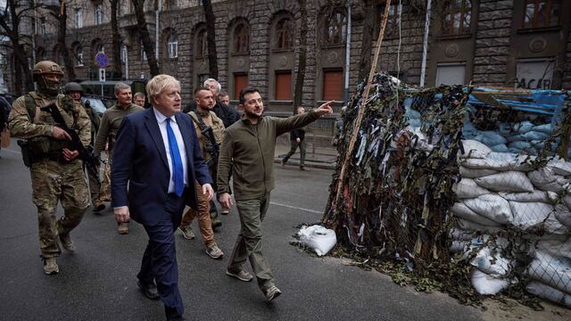 Boris Johnson, premier británico, recorre el centro de Kiev junto al presidente ucraniano, durante su visita al país. (Ukrainian Presidential Press Office via AP)