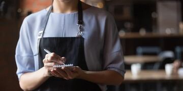 Luego de recibir el Iphone 15 y el millón de pesos, la moza de Córdoba confesó ser madre de tres hijos y se hizo viral.