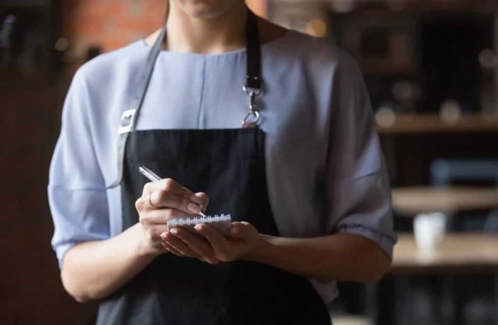 La reacción de una moza de Córdoba que recibió un Iphone 15 y un millón de pesos como propina