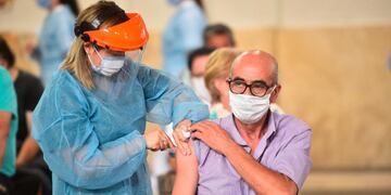 Adultos mayores. Es el grupo prioritario hoy para la vacunación en Córdoba. (La Voz)