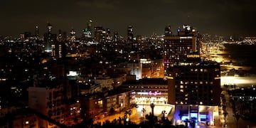 El cielo de Tel Aviv en Israel este sábado, en medio del conflicto con Irán. (Gentileza CNN)