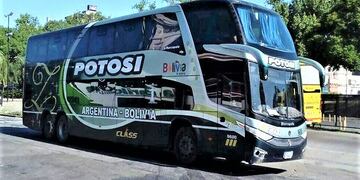 La mujer dio a luz arriba del colectivo mientras viajaban hacia Bolivia.