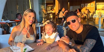 Agustina Gandolfo y Lautaro Martínez junto a su pequeña hija, Nina.