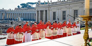 El Vaticano autoriza la bendición a las parejas del mismo sexo.