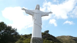 Atractivo turístico regional. El Cristo Redentor, con siete metros de altura, custodia toda la ciudad de La Cumbre. (Gentileza: Turismo La Cumbre)
