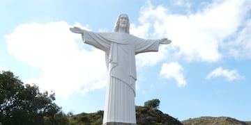 Atractivo turístico regional. El Cristo Redentor, con siete metros de altura, custodia toda la ciudad de La Cumbre. (Gentileza: Turismo La Cumbre)