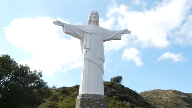Atractivo turístico regional. El Cristo Redentor, con siete metros de altura, custodia toda la ciudad de La Cumbre. (Gentileza: Turismo La Cumbre)