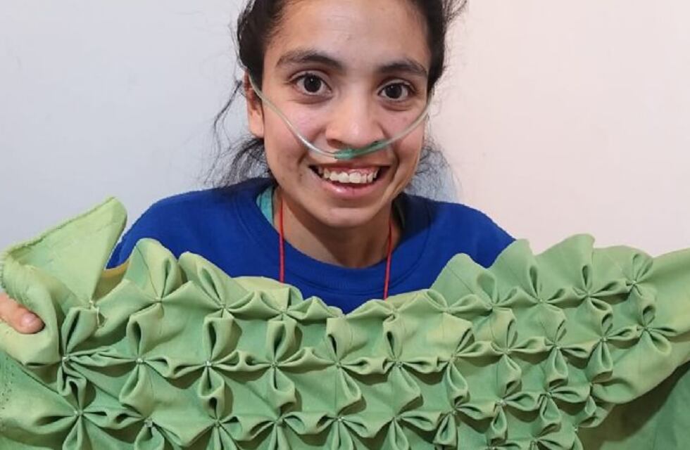 La joven que espera por un pulmón y conmueve en la Feria de las Artesanías