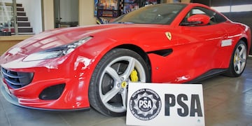 En los allanamientos se secuestraron fajos de dinero, barras de oro y hasta una Ferrari. (Gentileza PSA)