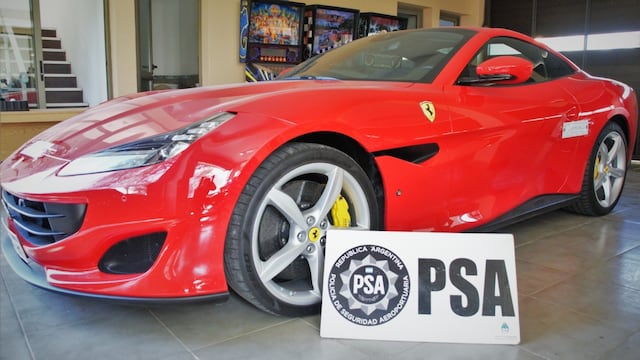 En los allanamientos se secuestraron fajos de dinero, barras de oro y hasta una Ferrari. (Gentileza PSA)