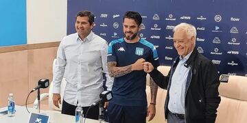 Fernando Gago, Rubén Capria y Víctor Blanco buscan más refuerzos para Racing en medio de duros cuestionamientos.