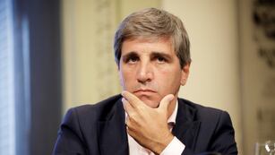 Luis Caputo, ministro de Economía de Javier Milei. Foto: AP