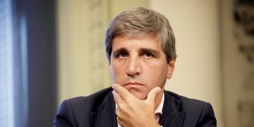 Luis Caputo, ministro de Economía de Javier Milei. (AP)