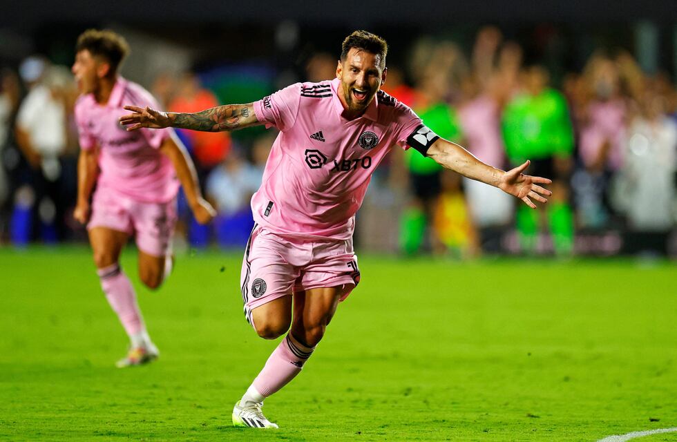 Con un golazo de tiro libre de Lionel Messi, el Inter Miami le ganó 2 a 1 al Cruz Azul sobre el final del partido