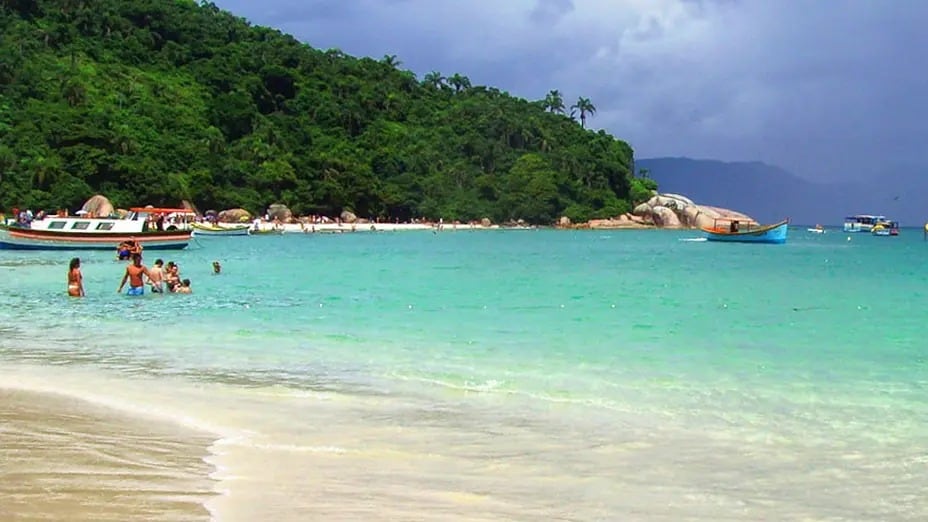 Comparación de precios: cuánto cuesta comer en la playa en la Costa Atlántica y en Brasil