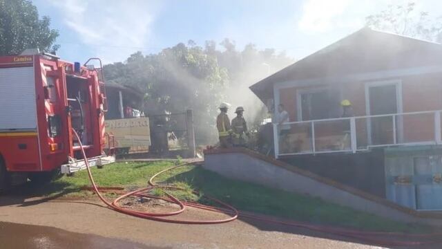 Incendio de una vivienda en El Soberbio dejó daños menores.