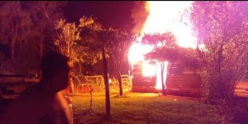 Vecinos de barrio Roulet de Eldorado incendiaron una casa de supuestos ladrones.