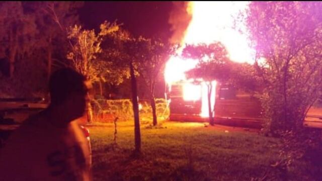 Vecinos de barrio Roulet de Eldorado incendiaron una casa de supuestos ladrones.