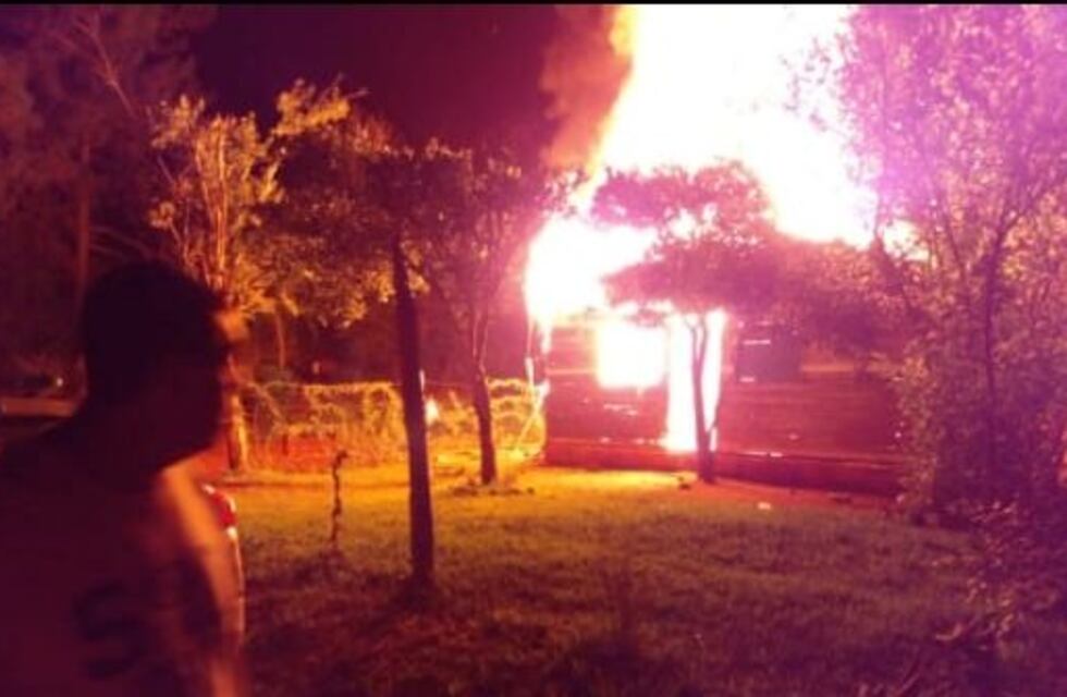 Vecinos del barrio Roulet de Eldorado incendiaron una casa de supuestos ladrones