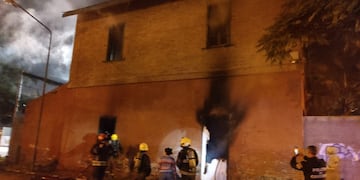 El fuego en la histórica casona ferroviaria de Villa María (foto Bomberos Villa María)