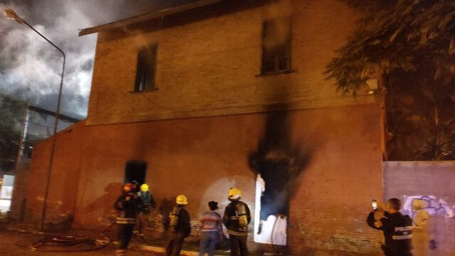 El fuego en la histórica casona ferroviaria de Villa María (foto Bomberos Villa María)