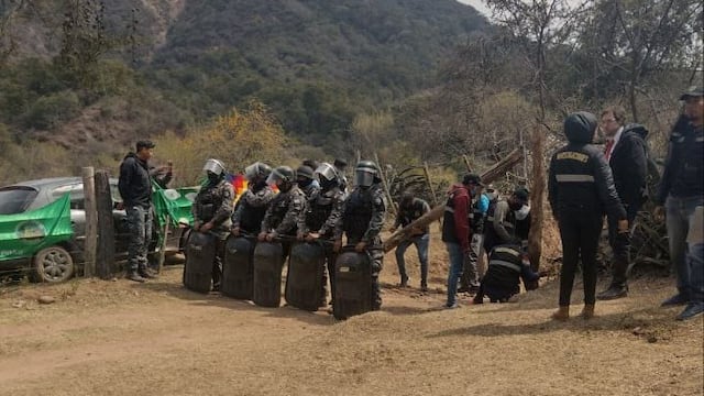 Para protestar por el cierre de un camino, una comunidad indígena bloqueó con troncos la salida de una propiedad privada, en Tilquiza, Jujuy. La policía desalojó a los manifestantes.