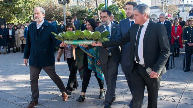 Los concejales de San Salvador de Jujuy colocaron una ofrenda floral al pie del monumento al general Manuel Belgrano, en el homenaje con motivo de la fecha patria del 9 de Julio de 1816.