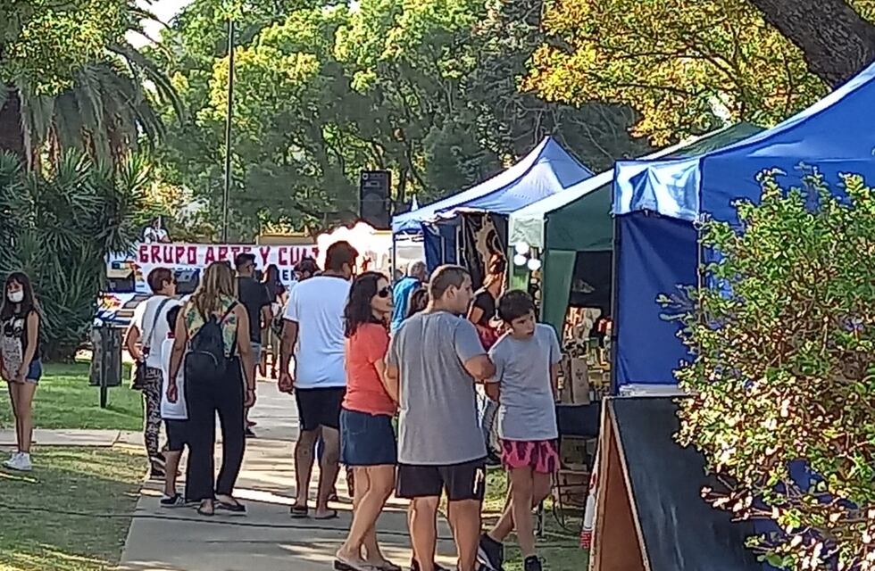 Multitudinaria feria de artesanos en el barrio 9 de Julio