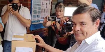 Elecciones 2023: sin dar declaraciones, Carlos Rovira, conductor de la Renovación en Misiones emitió su voto.