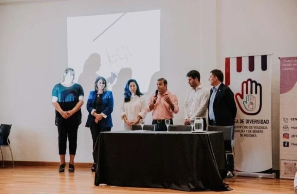 El gobernador Oscar Herrera Ahuad estuvo presente en la charla sobre Violencia Contra las Mujeres en Posadas