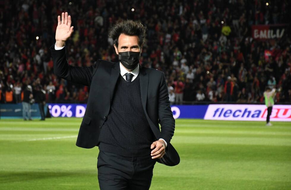 Pasión por el “Barba”: Colón lanzó una camiseta dedicada a Eduardo Domínguez