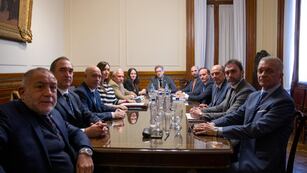 El jefe de Gabinete, Guillermo Francos, junto a la vicepresidenta Victoria Villarruel y senadores (Foto: Prensa Jefatura de Gabinete)
