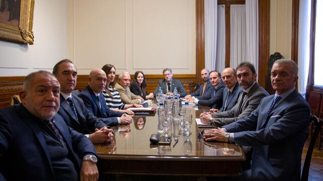 El jefe de Gabinete, Guillermo Francos, junto a la vicepresidenta Victoria Villarruel y senadores (Foto: Prensa Jefatura de Gabinete)