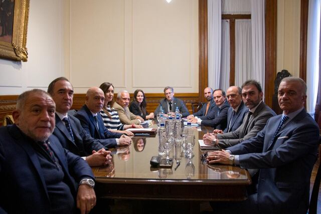 El jefe de Gabinete, Guillermo Francos, junto a la vicepresidenta Victoria Villarruel y senadores (Foto: Prensa Jefatura de Gabinete)