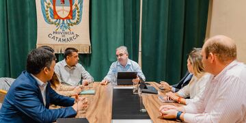 Intendentes se reunirán de urgencia con el gobernador Raúl Jalil ante la merma del 40% en los fondos distribuidos. El encuentro será este viernes a las 18:30.