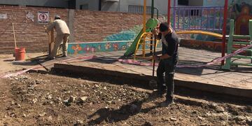 Inversión en espacios verdes: renuevan el piso de la plaza Pedro Ércole, del Mosconi