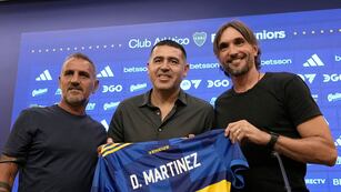 En la presentación oficial de Diego Martínez como DT de Boca le regalaron una camiseta del Xeneize. (@BocaJrsOficial)