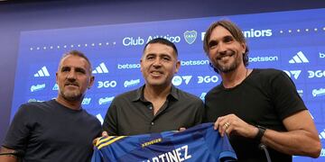 En la presentación oficial de Diego Martínez como DT de Boca le regalaron una camiseta del Xeneize. (@BocaJrsOficial)