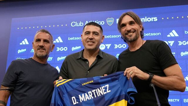 En la presentación oficial de Diego Martínez como DT de Boca le regalaron una camiseta del Xeneize. (@BocaJrsOficial)