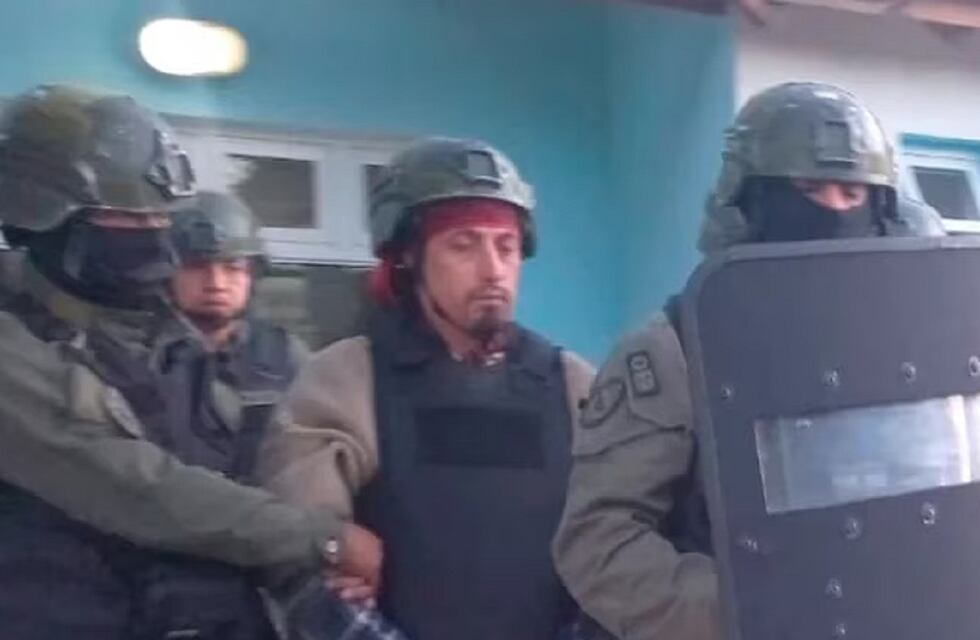 A la espera de su extradición a Chile, Jones Huala fue traslado a la prisión de Esquel y al grito de “¡Que viva la RAM!”