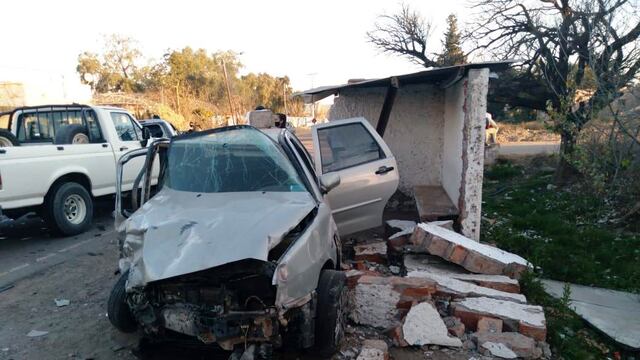 Así quedó el VW Polo tras el choque con la Eco Sport y la camioneta. Foto gentileza LV4 Radio San Rafael.